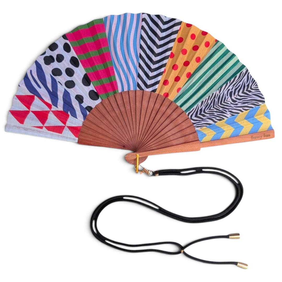 LE BAZAR INOUI COLOR CLASH Faltfächer mit buntem Mustermix aus Holz und Stoff, inklusive schwarzem Umhängeband.