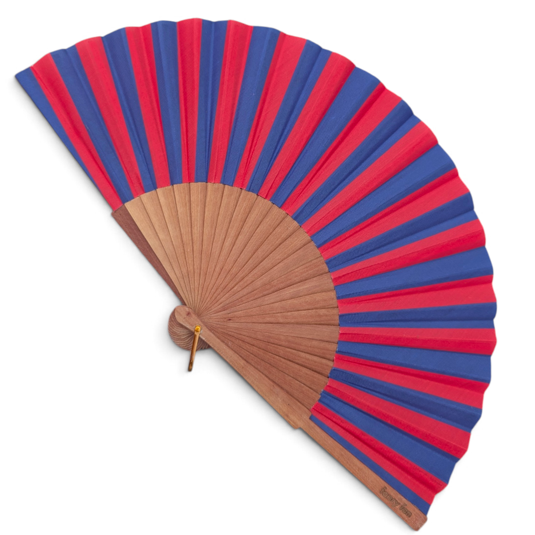 LE BAZAR INOUI SOLID STRIPES II Handfächer mit blau-rotem Streifenmuster auf einem Holzrahmen.