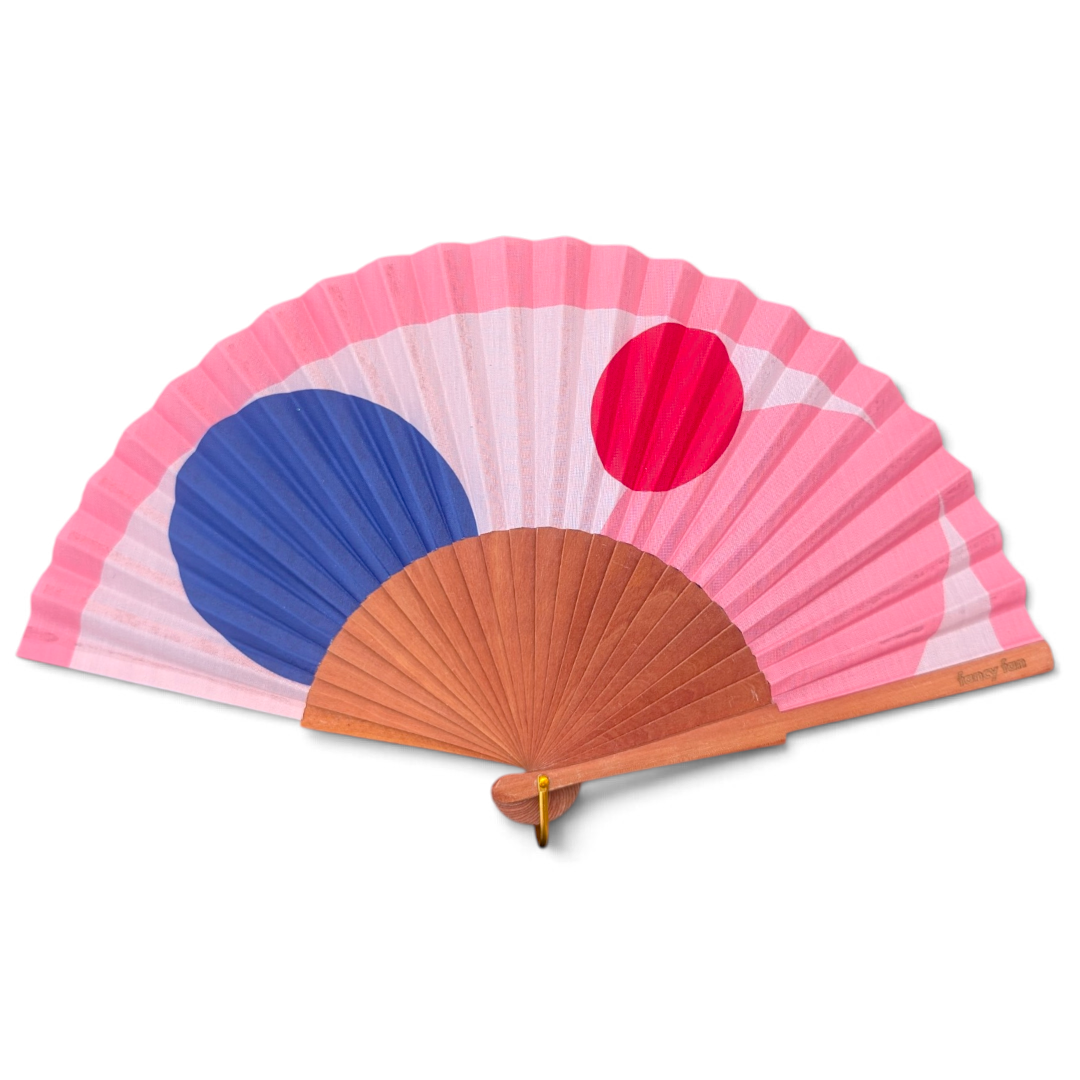 LE BAZAR INOUI PINK BUBBLE Fächer mit rosa, blauem und rotem Kreis-Muster auf Holzrahmen