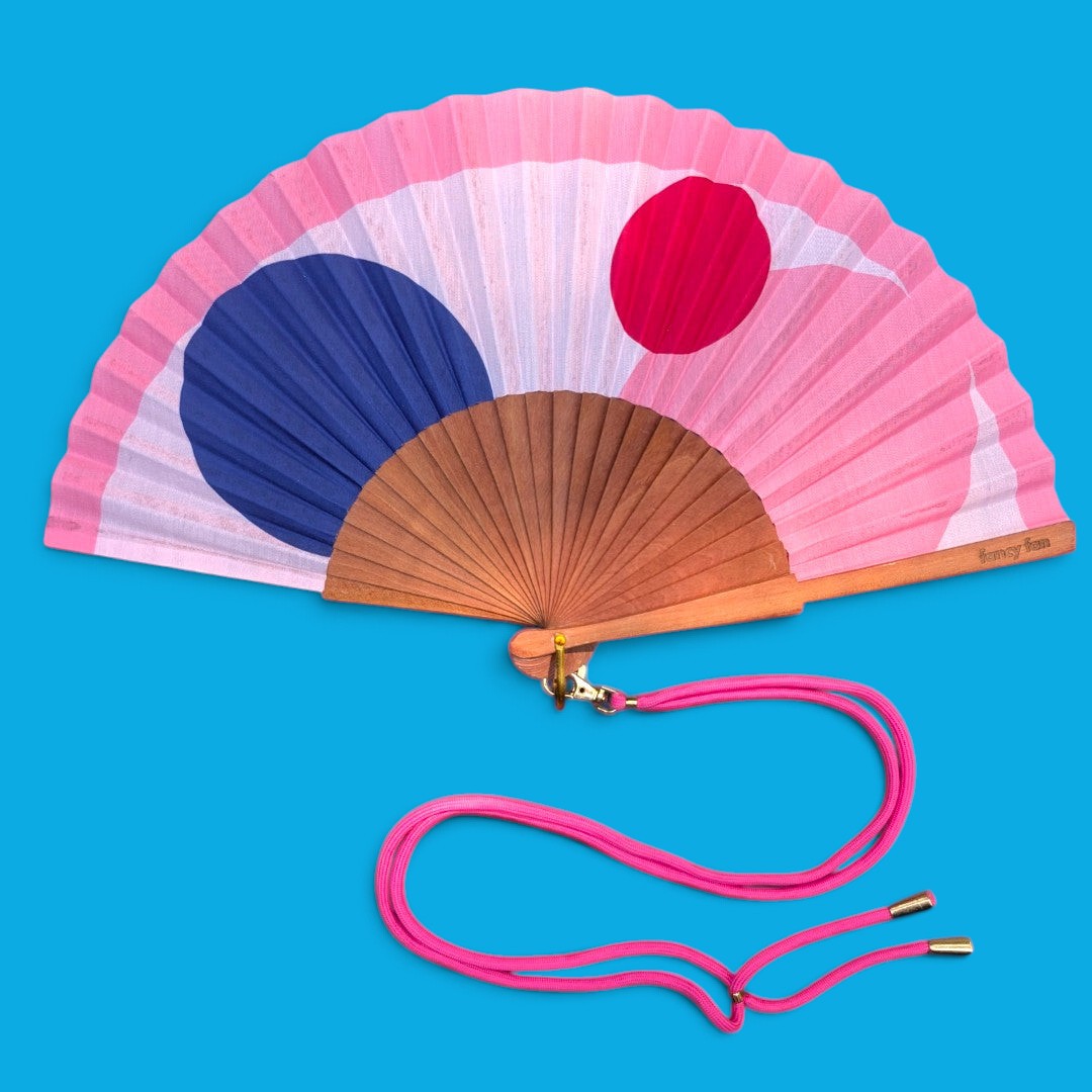 LE BAZAR INOUI PINK BUBBLE Handfächer mit pinkem, blauem und rotem Punktmuster auf Holzrahmen mit Trageband