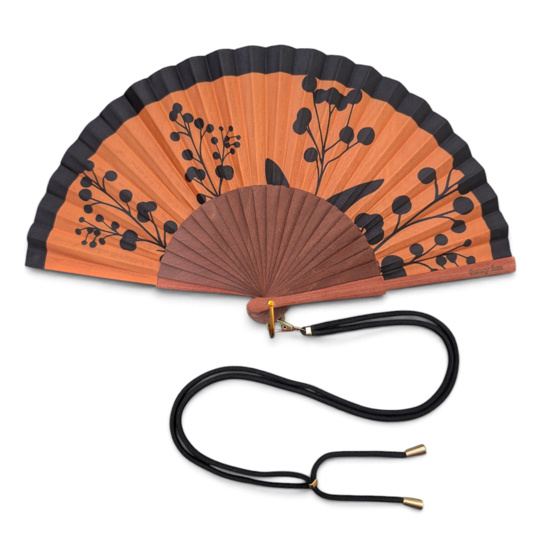 LE BAZAR INOUI RHAPSODY Handfächer aus Holz und Stoff mit schwarzem Blumenmuster und passendem Trageband