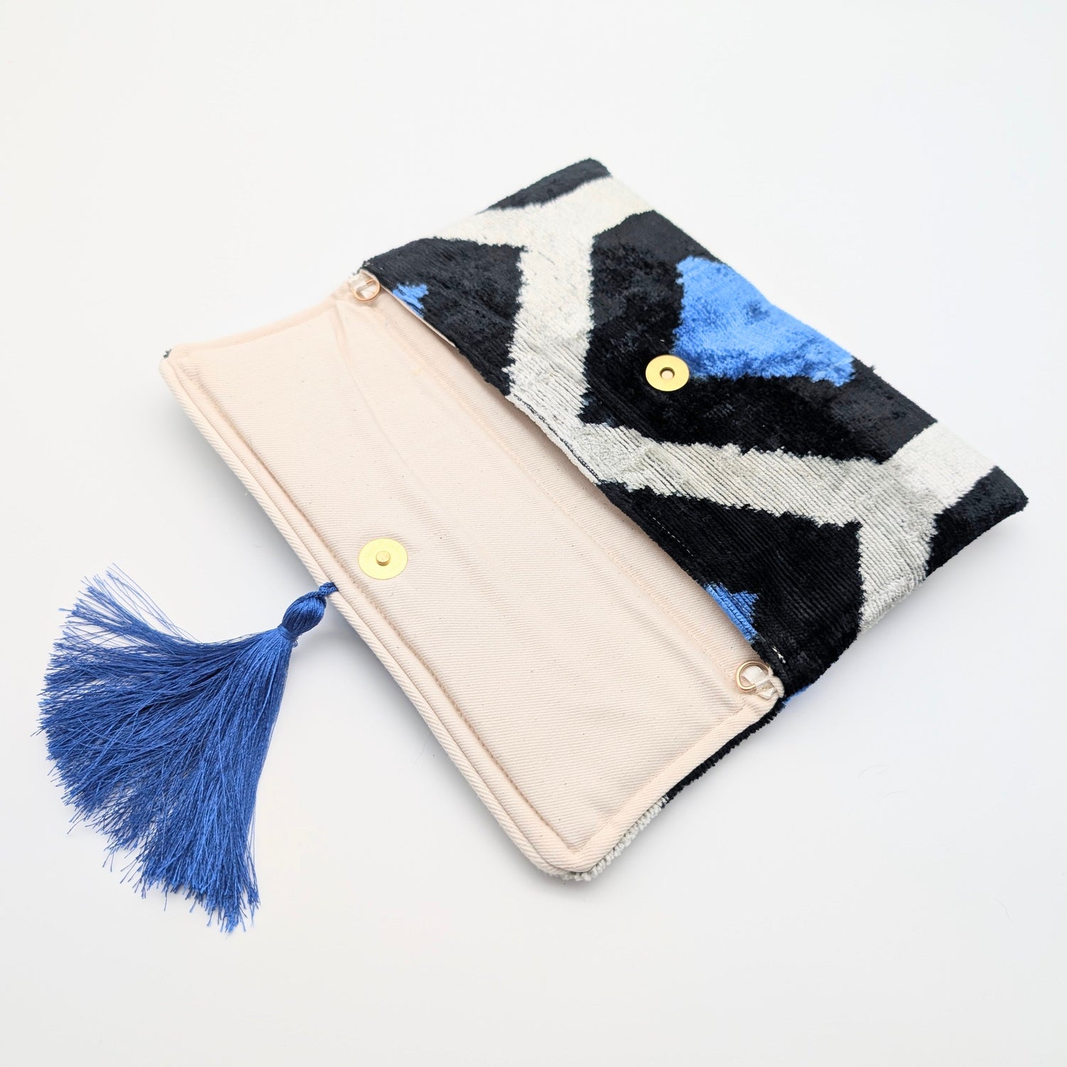 IKAT VELVET CLUTCH BEA Black White Blue 