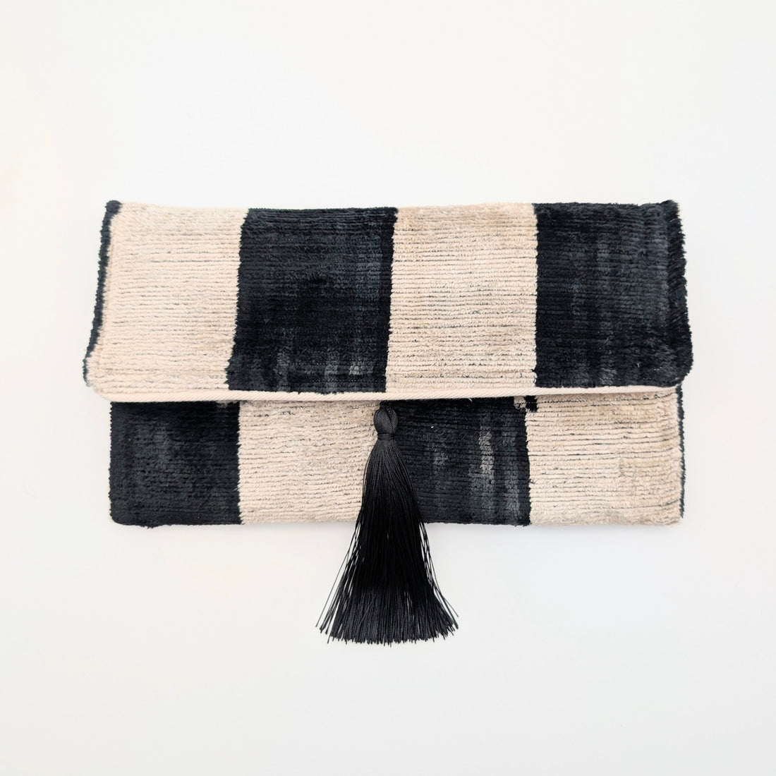 IKAT_VELVET_CLUTCH_ELENA_Black_White