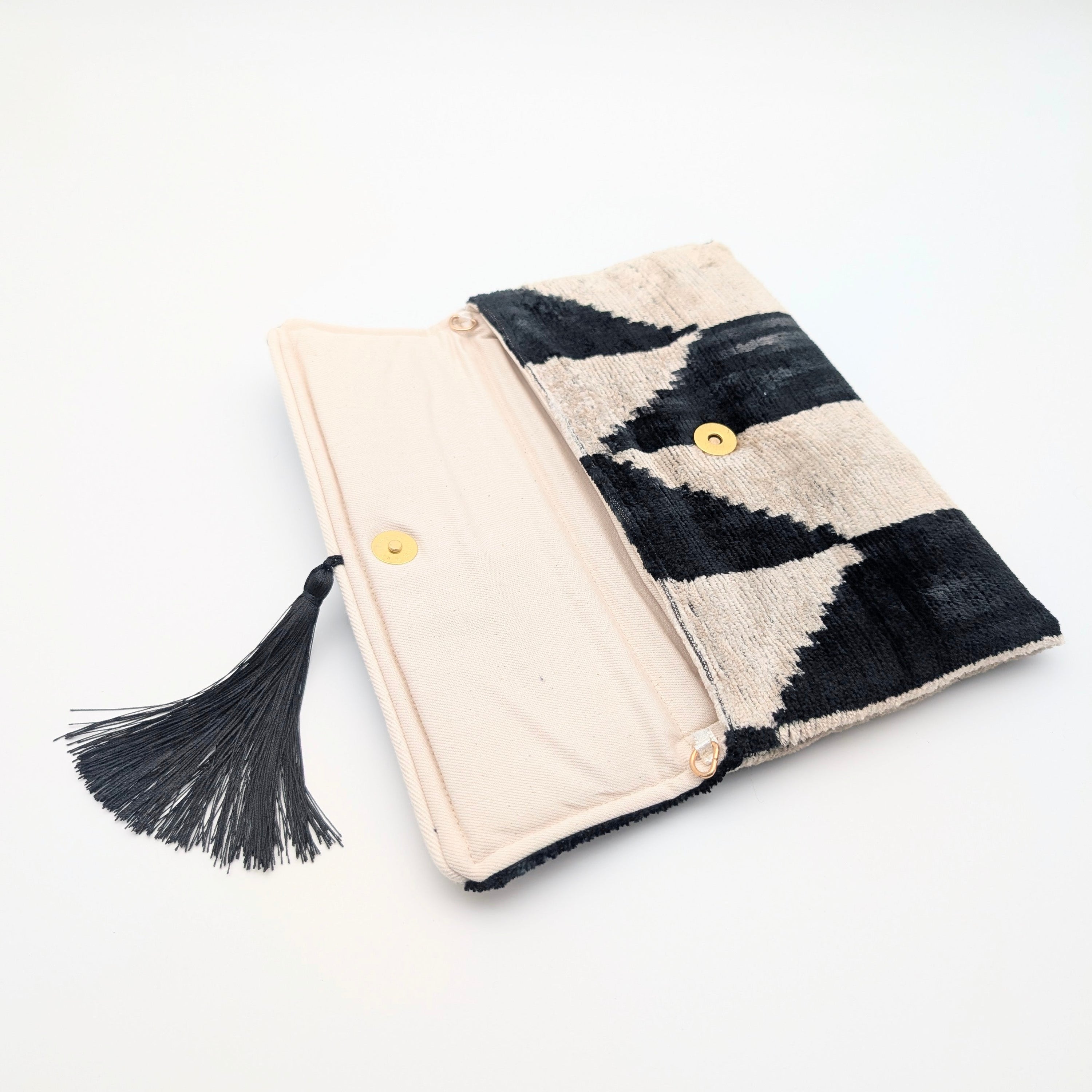 IKAT_VELVET_CLUTCH_ELENA_Black_White