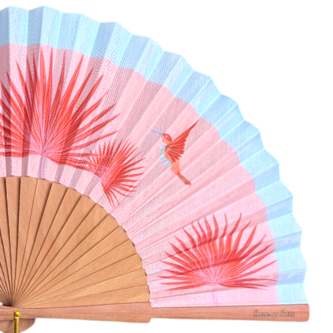 LE BAZAR INOUI BIRDY Fächer aus Holz und Stoff mit Kolibri- und Palmen-Print in Rosa und Hellblau.