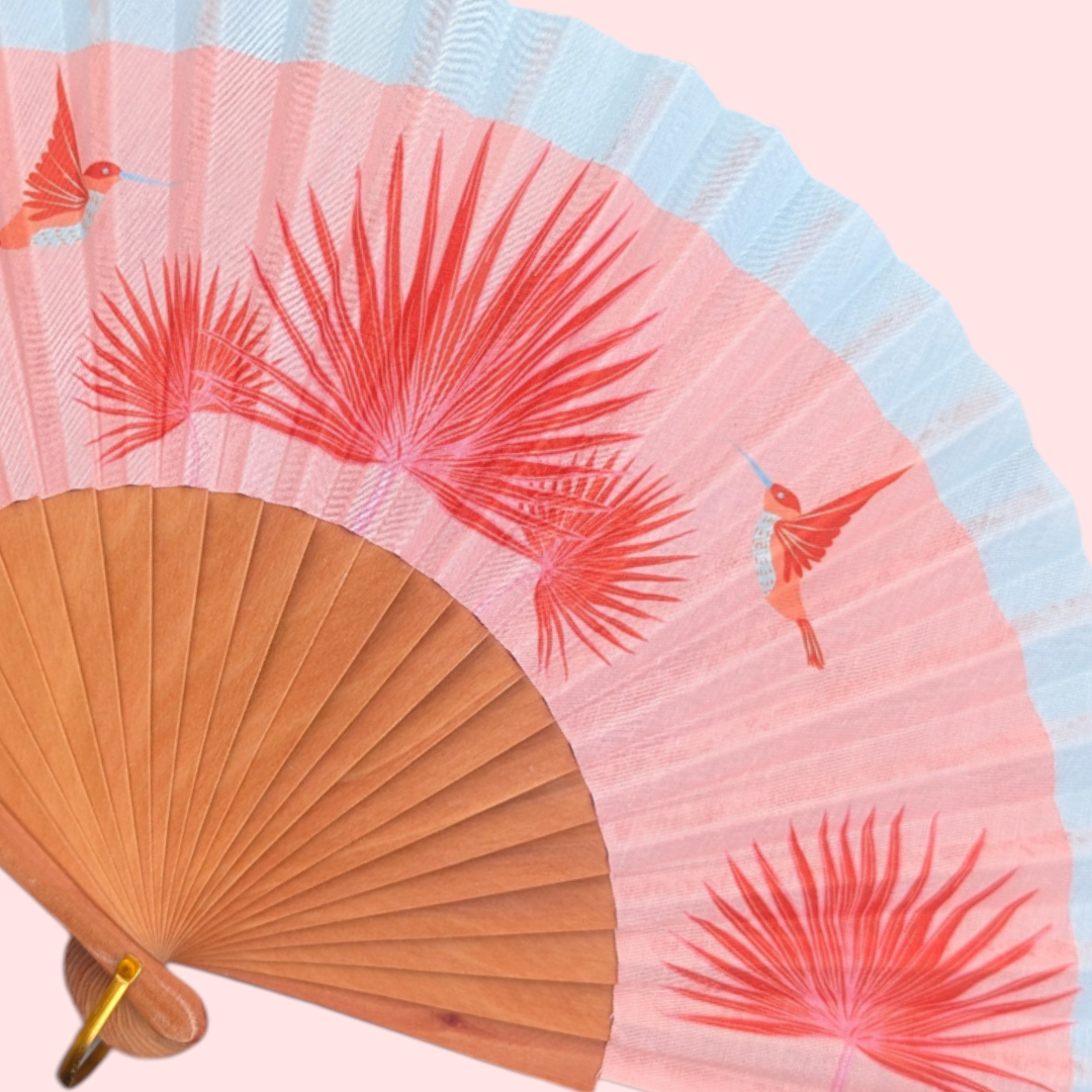 LE BAZAR INOUI BIRDY Handfächer mit Kolibri- und Palmenprint auf rosa Stoff mit Holzrahmen