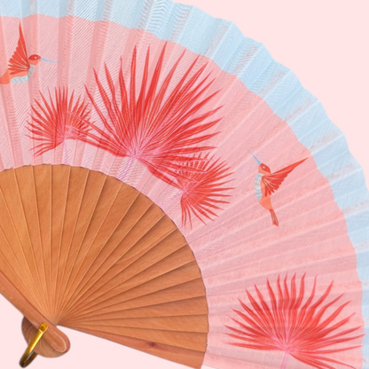 LE BAZAR INOUI BIRDY Handfächer mit Kolibri- und Palmenprint auf rosa Stoff mit Holzrahmen