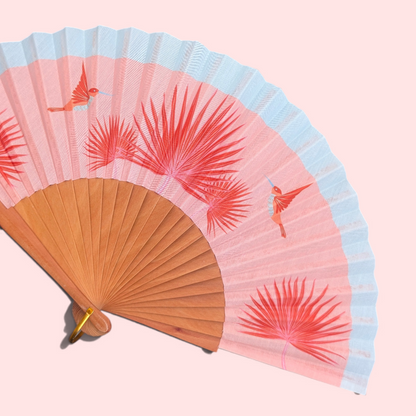 LE BAZAR INOUI BIRDY Handfächer mit Kolibri- und Palmenmotiv auf rosa Stoff mit Holzrahmen