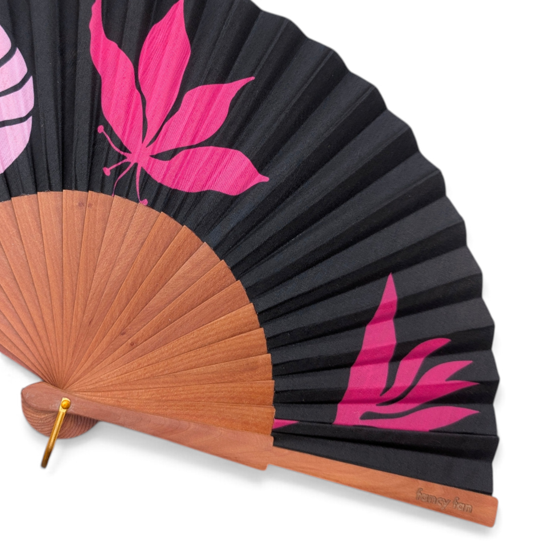 LE BAZAR INOUI BLOSSOMS Handfächer aus Holz mit schwarzem Stoff und pinkem Blütenmuster
