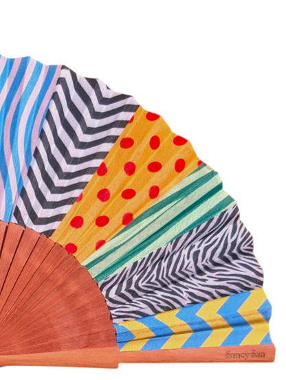 LE BAZAR INOUI COLOR CLASH Faltfächer mit buntem Muster aus Holz und Stoff für sommerliche Erfrischung.