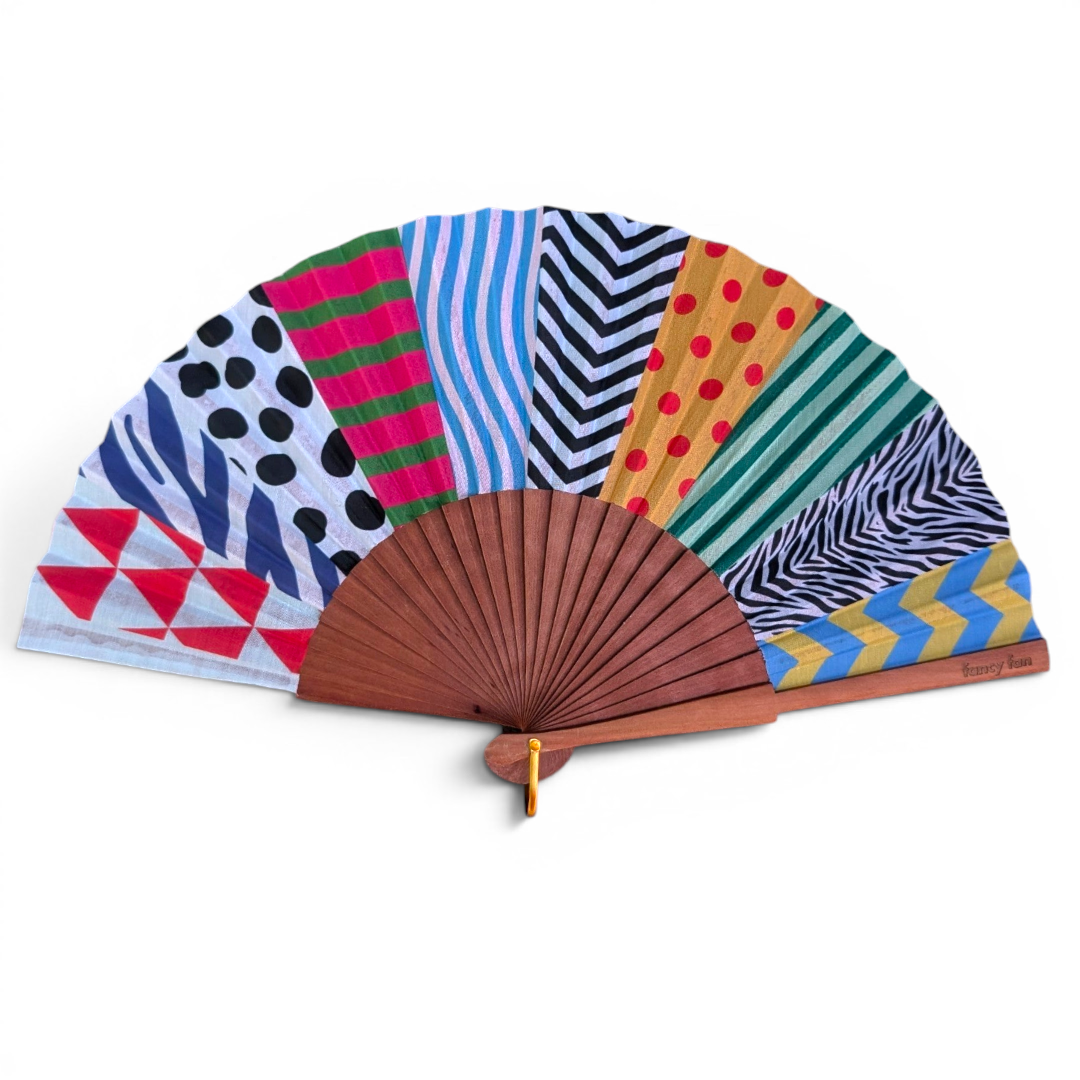 LE BAZAR INOUI COLOR CLASH Faltfächer mit buntem Muster-Mix aus Holz und Stoff, ideal für heiße Sommertage.