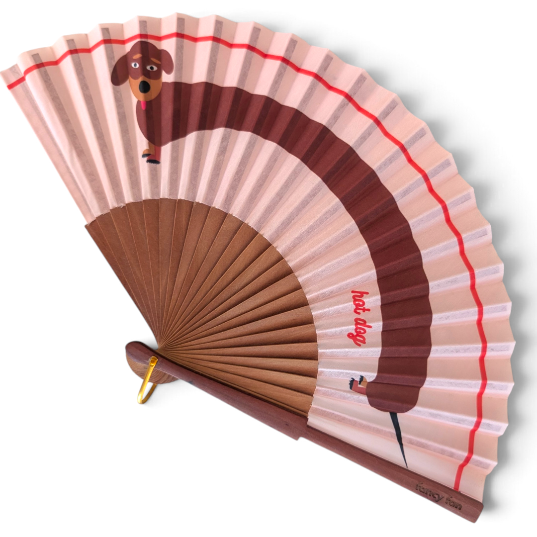 LE BAZAR INOUI Faltfächer mit Dackel-Motiv, aus Holz und Stoff, ideal für heiße Sommertage.