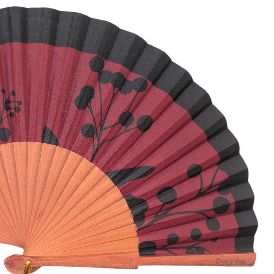 LE BAZAR INOUI FANCY FANS Handfächer mit schwarz-rotem Blumenmuster auf einem stabilen Holzrahmen