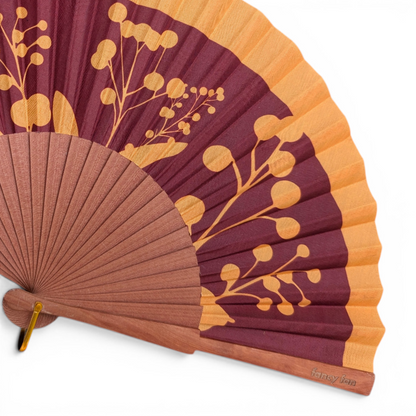 LE BAZAR INOUI FANCY FANS Handfächer mit burgunderrotem und orangefarbenem Pflanzenmuster auf Holzrahmen