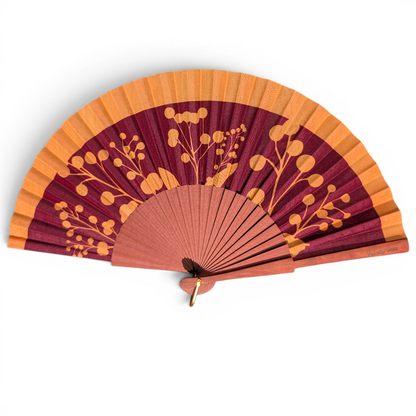 LE BAZAR INOUI Handfächer PALM LEAFS III mit burgunderrotem Stoff, orangefarbenem Rand und floralem Muster aus Holz
