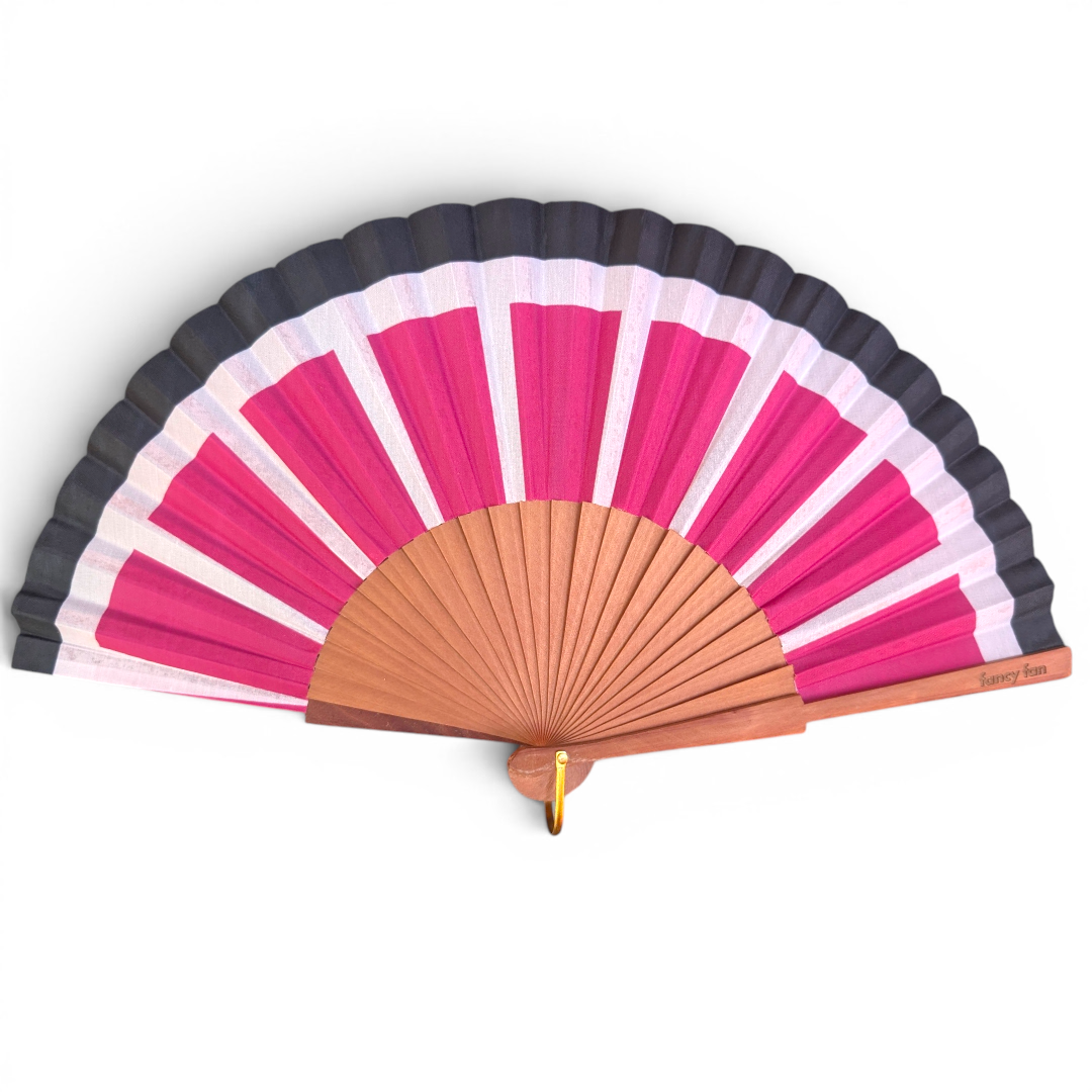 LE BAZAR INOUI SUN RAYS Handfächer aus Holz und Stoff mit pink-schwarzem Streifenmuster auf weißem Hintergrund