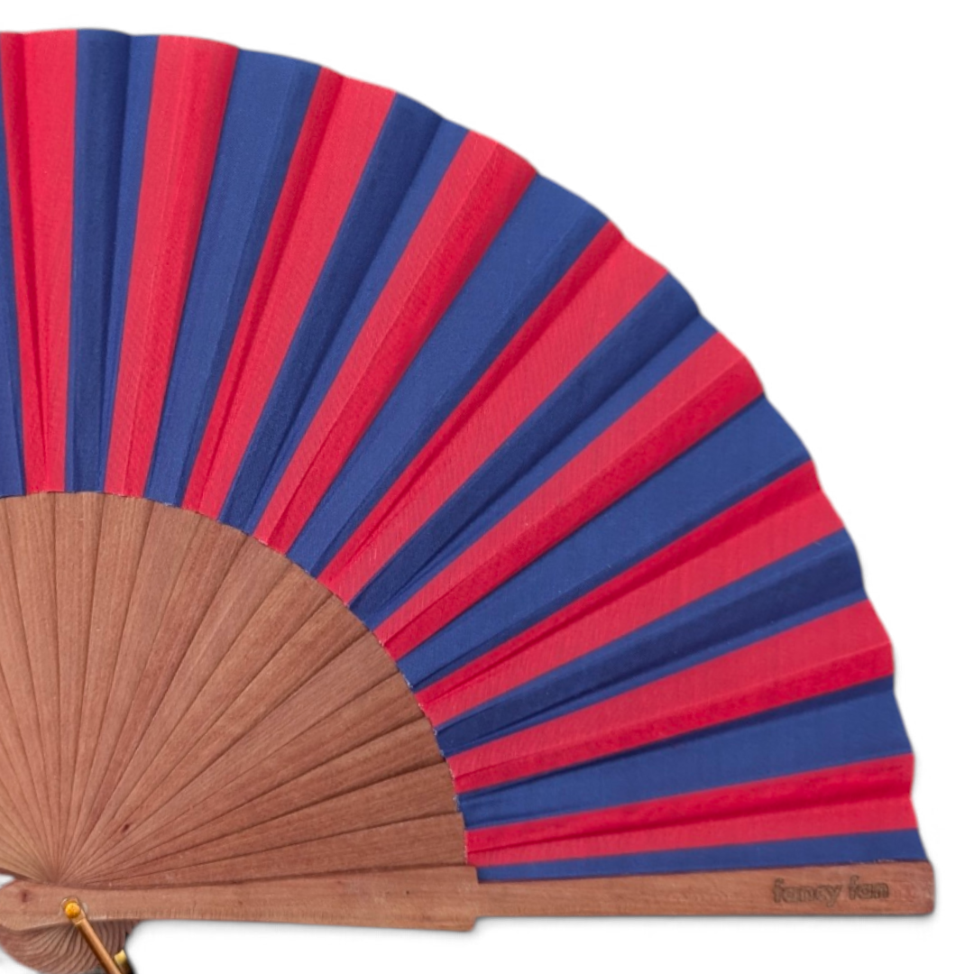 LE BAZAR INOUI SOLID STRIPES II Handfächer mit blau-rotem Streifenmuster auf einem Rahmen aus massivem Holz