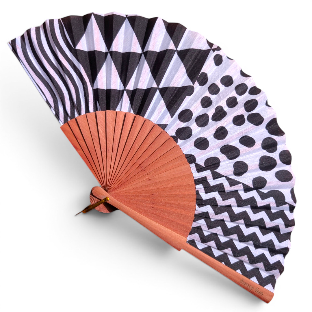 LE BAZAR INOUI FANCY FANS Handfächer mit schwarz-weißem geometrischem Muster und braunem Holzrahmen