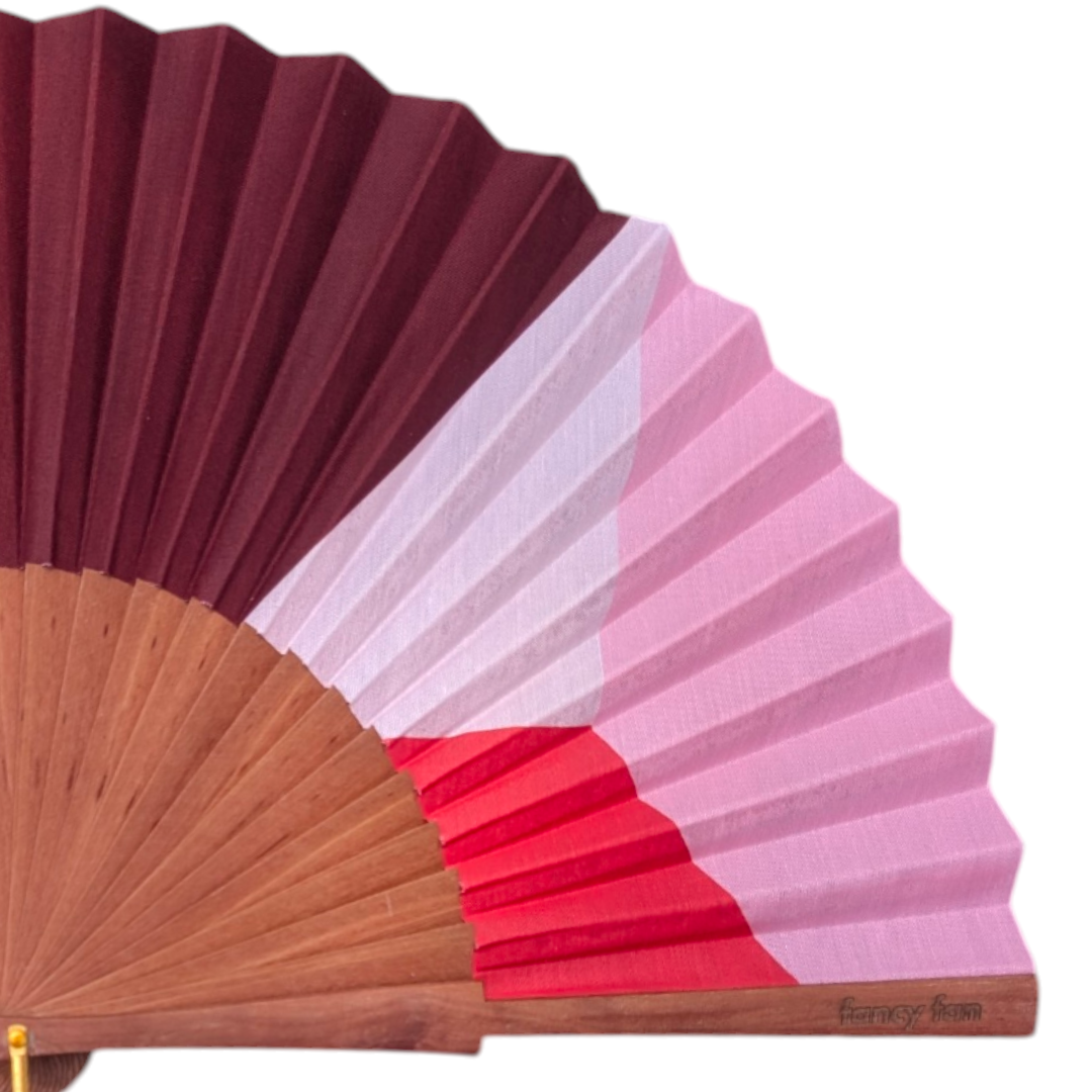LE BAZAR INOUI HORIZON Faltfächer aus Holz und Stoff mit geometrischem Muster in Rot- und Rosatönen