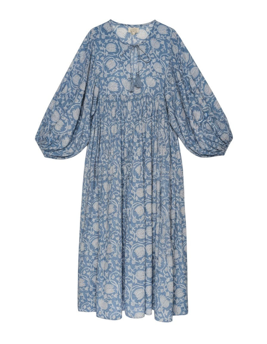 LE BAZAR INOUI Midi-Kleid Ava in Babyblau aus leichter Baumwolle mit floralem Blockprint und 3/4-Ärmeln.