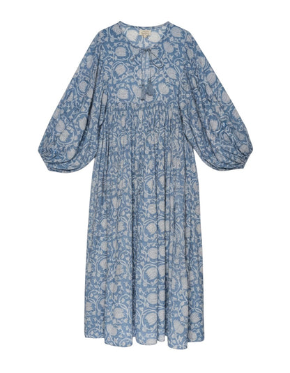 LE BAZAR INOUI Midi-Kleid Ava in Babyblau aus leichter Baumwolle mit floralem Blockprint und 3/4-Ärmeln.
