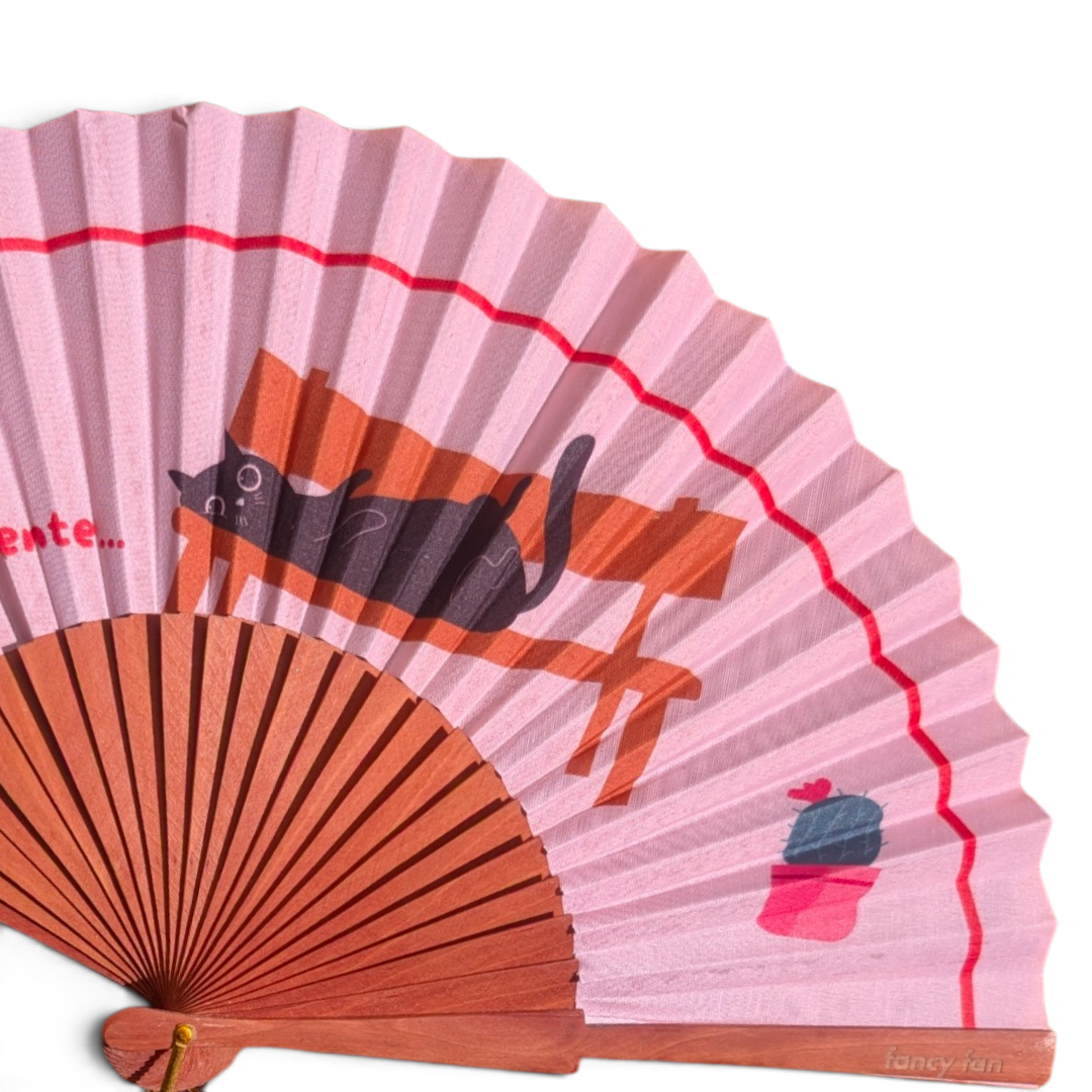 LE BAZAR INOUI MISS KITTY Faltfächer aus rosa Stoff mit Katzenmotiv und Holzrahmen für sommerliche Erfrischung