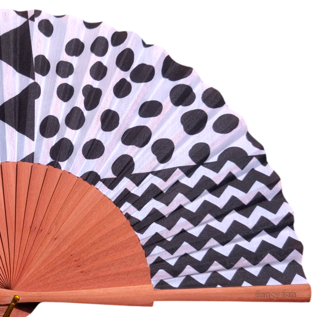 LE BAZAR INOUI MONOCHROME DISCO Handfächer mit schwarz-weißem Punkt- und Zickzackmuster auf Holzrahmen