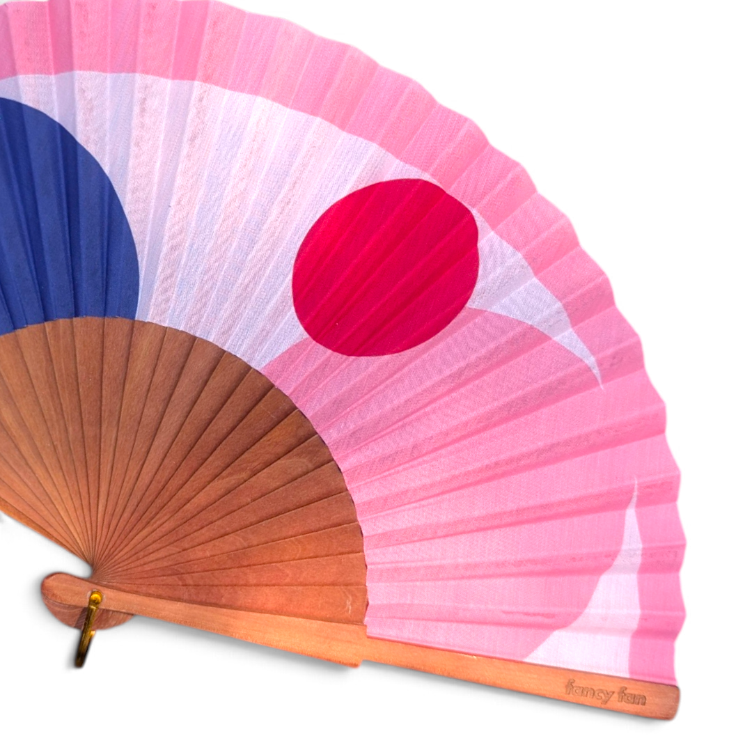 LE BAZAR INOUI PINK BUBBLE Handfächer aus Holz mit rosa und blauem Punktmuster für sommerliche Eleganz.