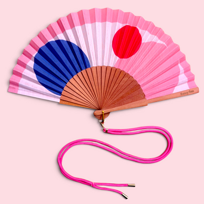 LE BAZAR INOUI PINK BUBBLE Handfächer aus Holz mit rosa, blauem und rotem Muster und passendem Trageband