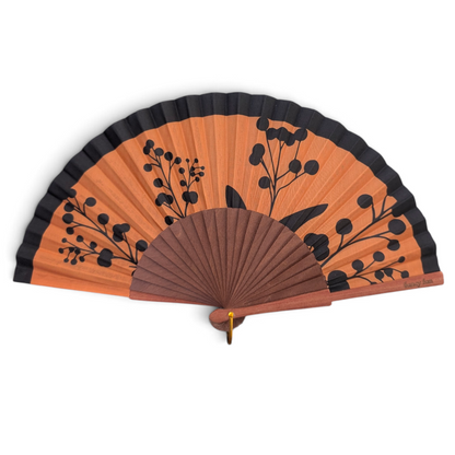 LE BAZAR INOUI RHAPSODY Handfächer aus Holz und Stoff mit orange-schwarzem Blumenmuster und dunklem Holzrahmen