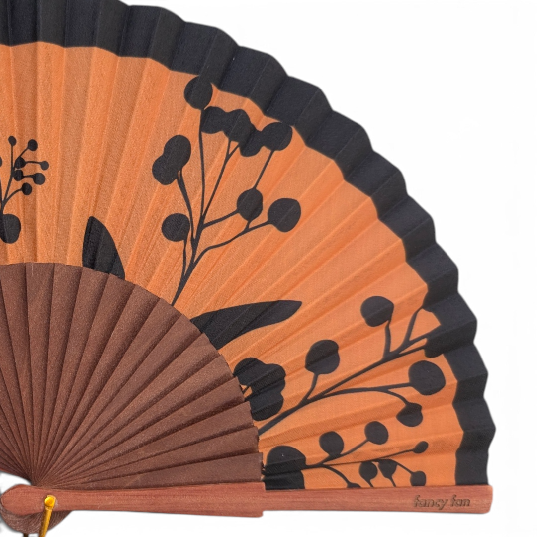 LE BAZAR INOUI RHAPSODY Handfächer aus Holz und Stoff mit orange-schwarzem Blumenmuster und schwarzer Bordüre