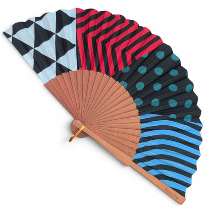 LE BAZAR INOUI RHAPSODY II Fächer mit buntem geometrischem Muster, Holzrahmen und Stoffbespannung.