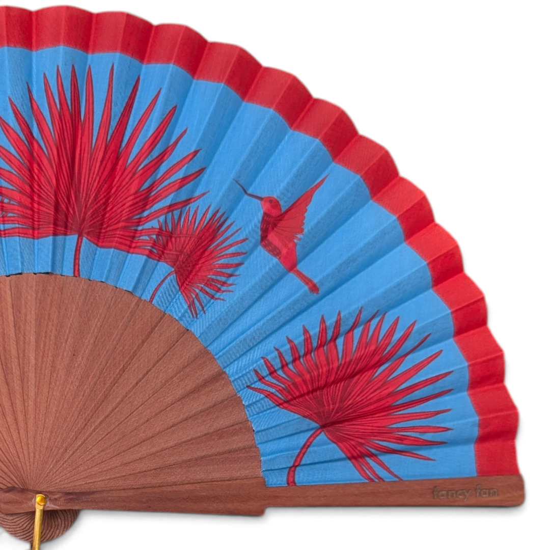 LE BAZAR INOUI RUBY BIRD Faltfächer mit blauem Hintergrund, rotem Kolibri-Motiv und Holzrahmen