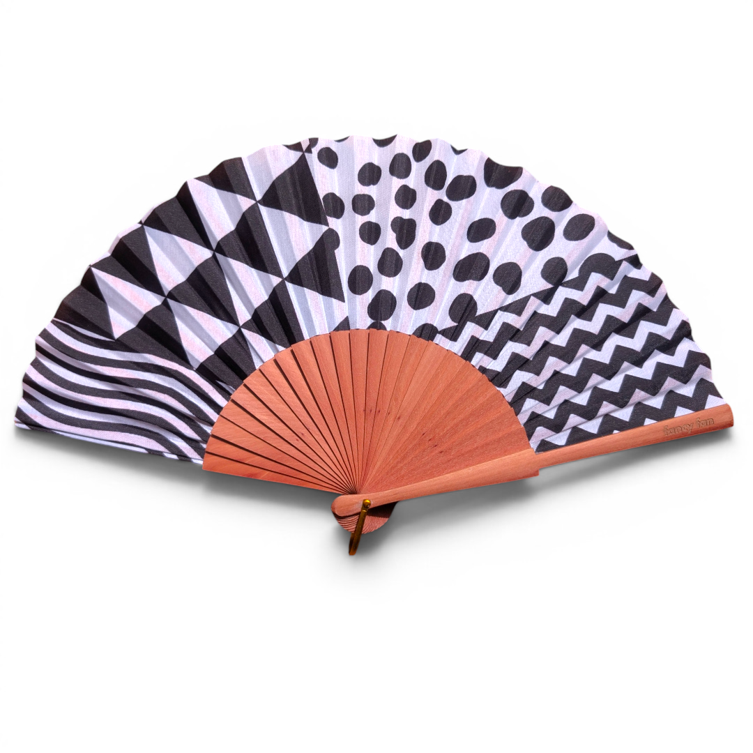 LE BAZAR INOUI FANCY FANS Handfächer mit schwarz-weißem geometrischem Muster und braunem Holzrahmen