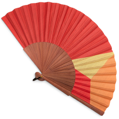 LE BAZAR INOUI SUNSET Handfächer aus Holz und Stoff mit geometrischem Farbverlauf in Rot, Orange und Gelb.