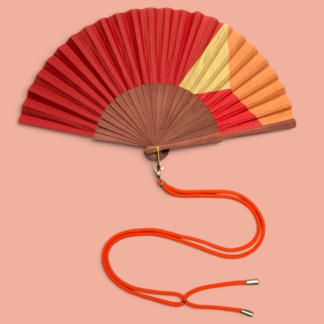 LE BAZAR INOUI SUNSET Handfächer aus Holz und Stoff in Rot- und Orangetönen mit passendem Umhängeband